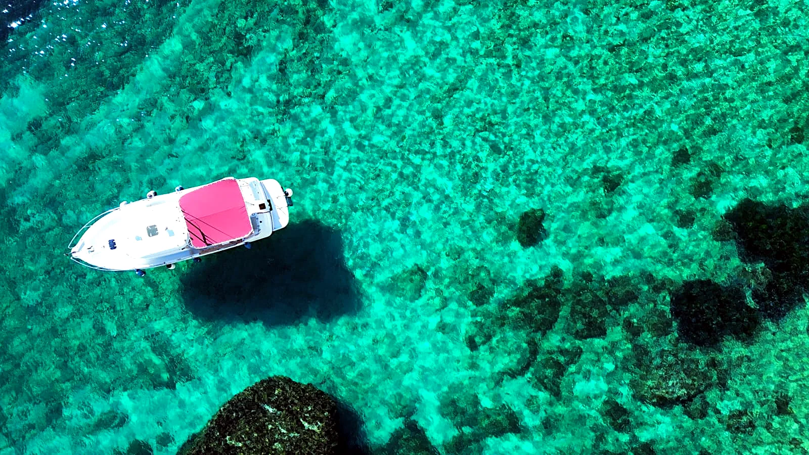 Barca sull'acqua turchese