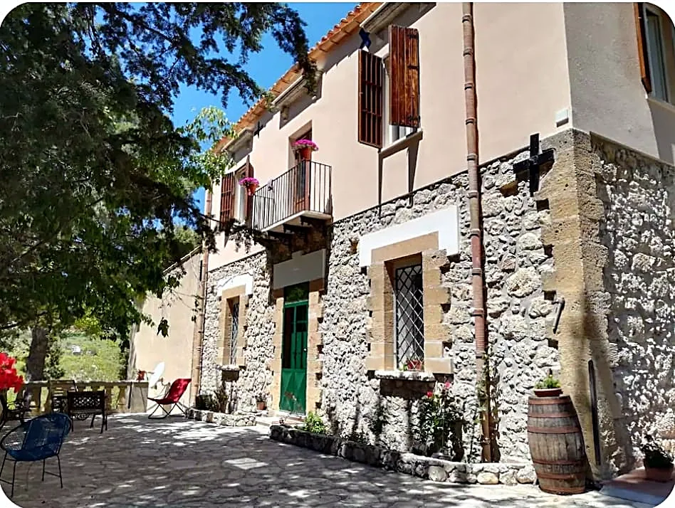 La facciata in pietra di Villa Casale Settesoldi