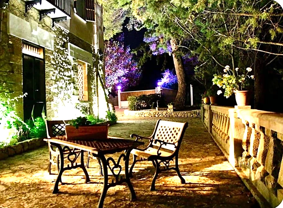 Terrazza e giardino la sera