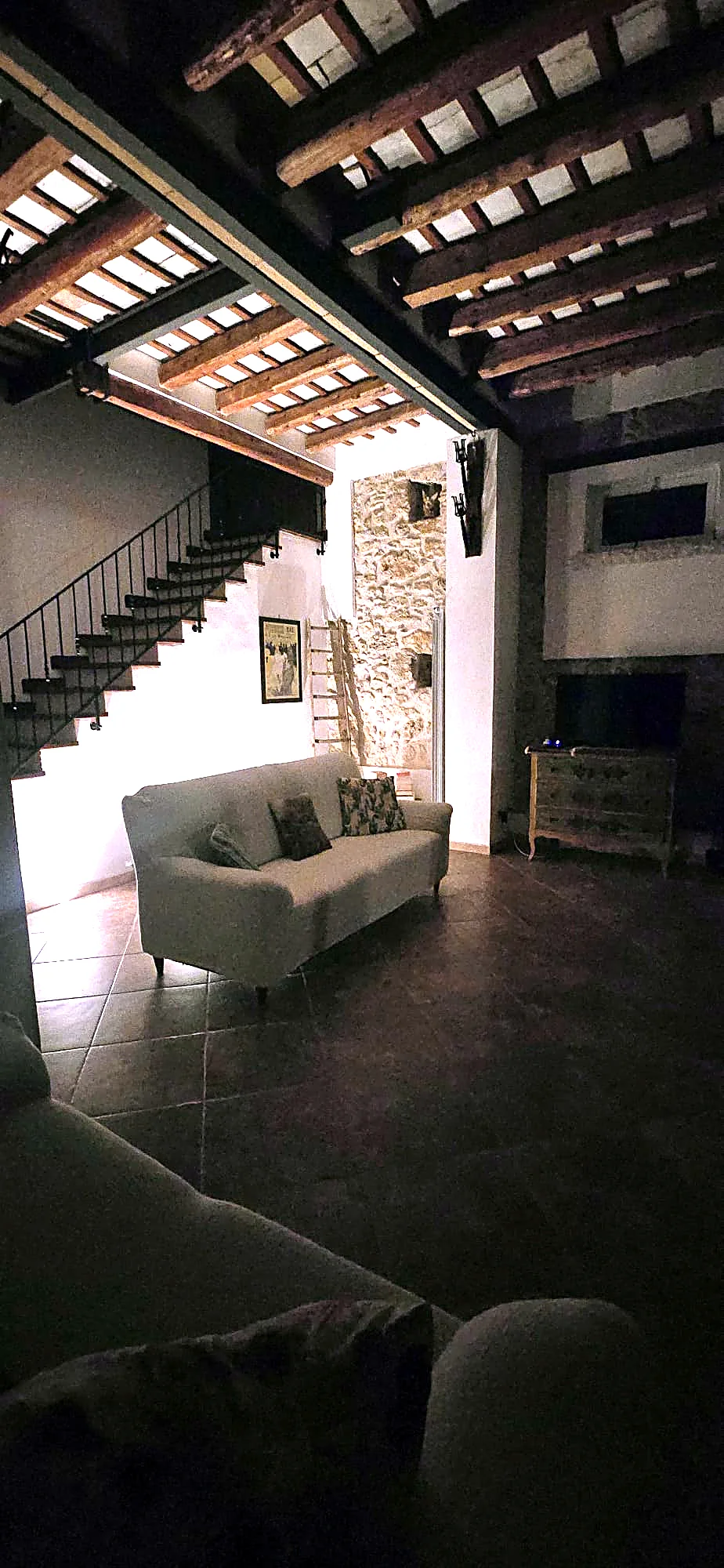 Salone con soffitto in legno